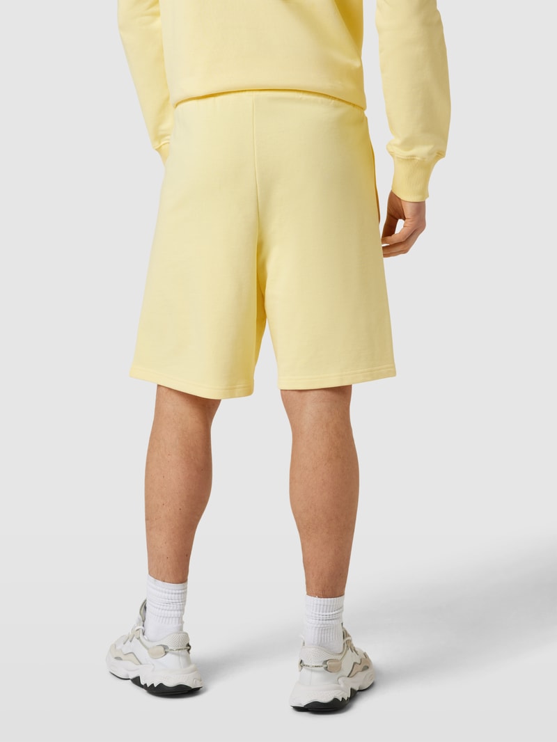 Sweatshorts mit Label-Stitching Modell 'BAIERN' in hellgelb