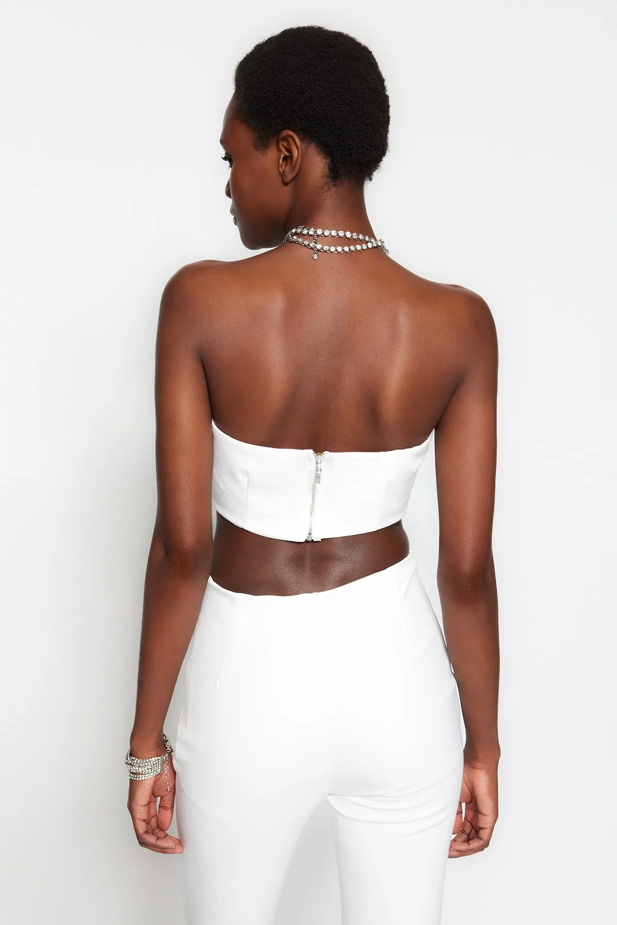 Trendyol Collection  Ecrufarbenes, bauchfreies, gefüttertes, gewebtes, glänzendes Stein-Bustier mit Fenster/Ausschnitt und detailliertem Ausschnitt TPRSS23BS00026