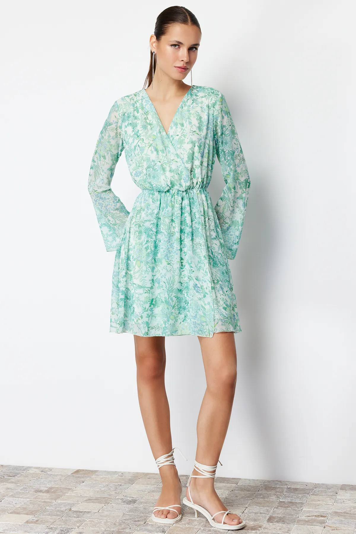 Trendyol Collection  Grünes, geblümtes Mini-Webkleid mit Chiffon-Futter und Taillenöffnung TWOSS24EL00642