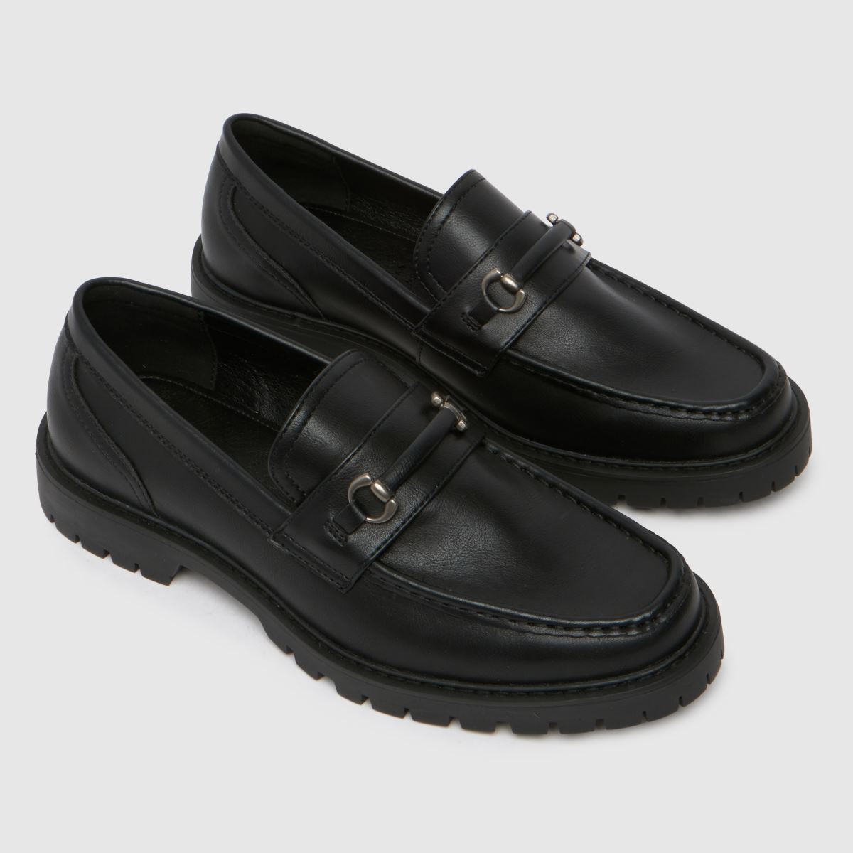 Schuh čevlji s finsko obrobo v črni barvi