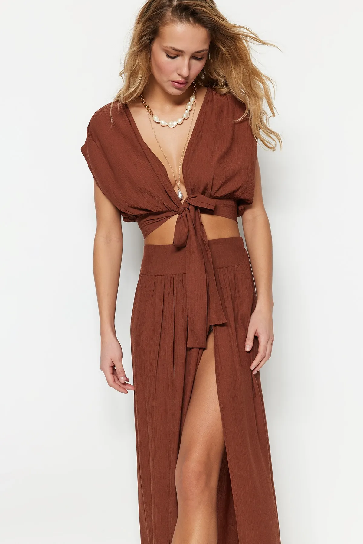 Trendyol Collection  Zimtfarbener, geschlitzter Rock-Blusenanzug TBESS22AU0103