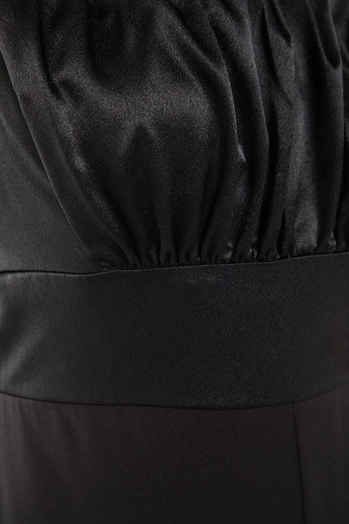 Trendyol Collection  Schwarzer Jumpsuit aus gewebtem Satin TPRSS23TU00002