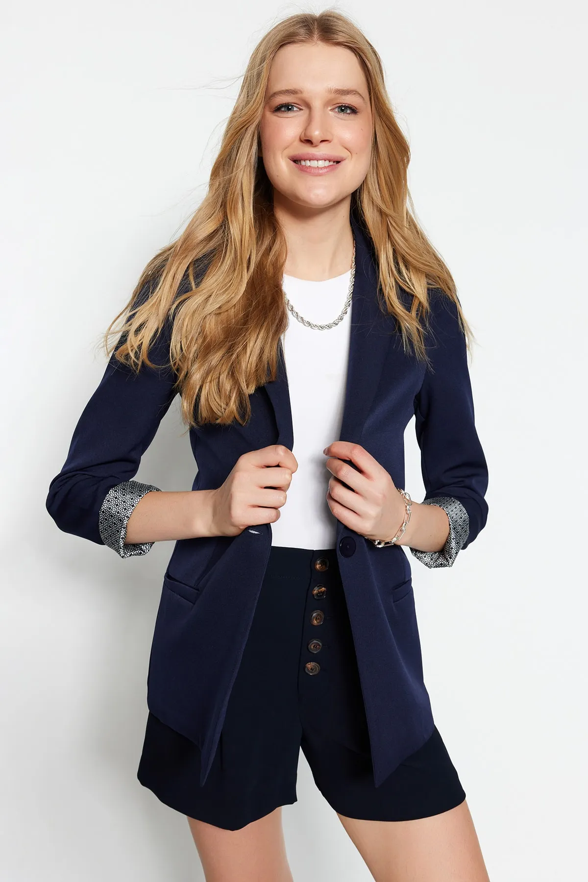 Trendyol Collection  Marineblaue Blazerjacke mit normalem Futter und detailliertem Webmuster TWOAW20CE0316