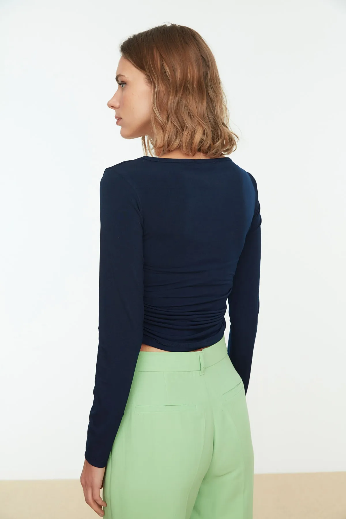 Trendyol Collection  Marineblaue, eng anliegende, dehnbare Strickbluse mit quadratischem Ausschnitt und Raffung TWOAW22BZ0263