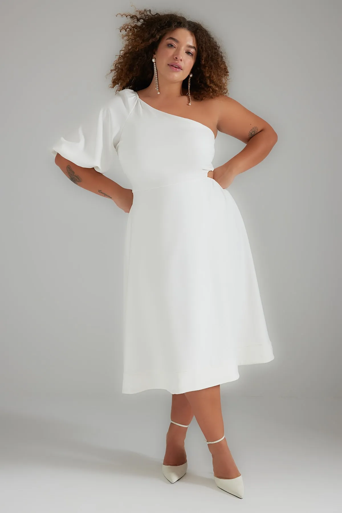 Trendyol Curve  Weißes gewebtes Brautkleid mit einem Ärmel TBBSS23AH00237