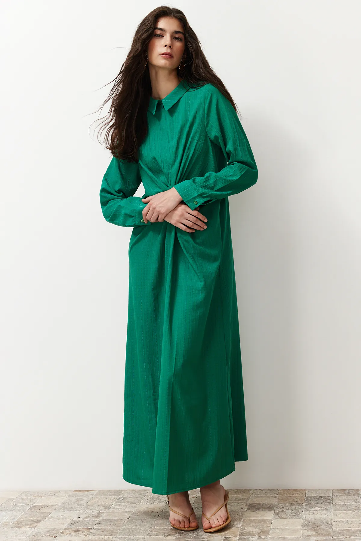 Trendyol Modest  Smaragdgrünes, detailliertes Webkleid mit Knoten vorne und Reißverschluss TCTSS23EB00137