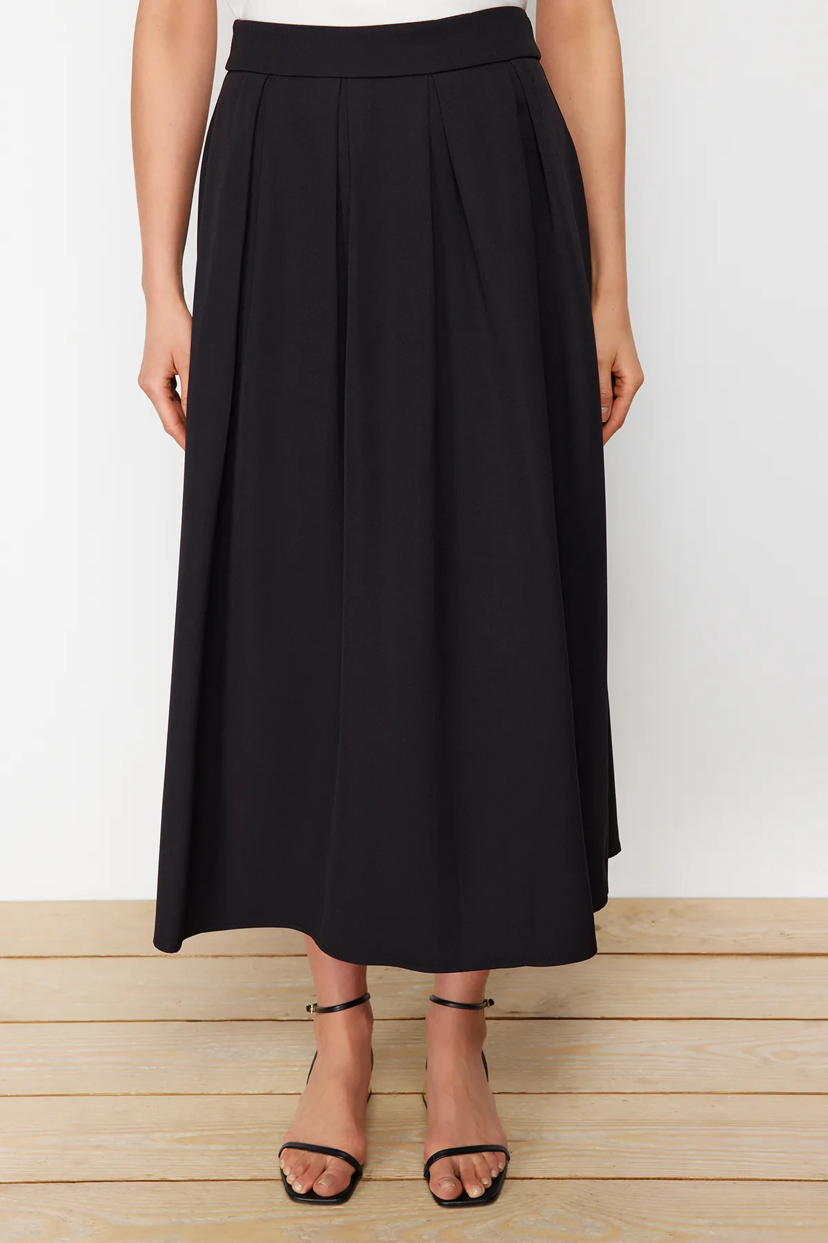 Trendyol Modest  Schwarzer plissierter Webrock TCTAW24EE00011