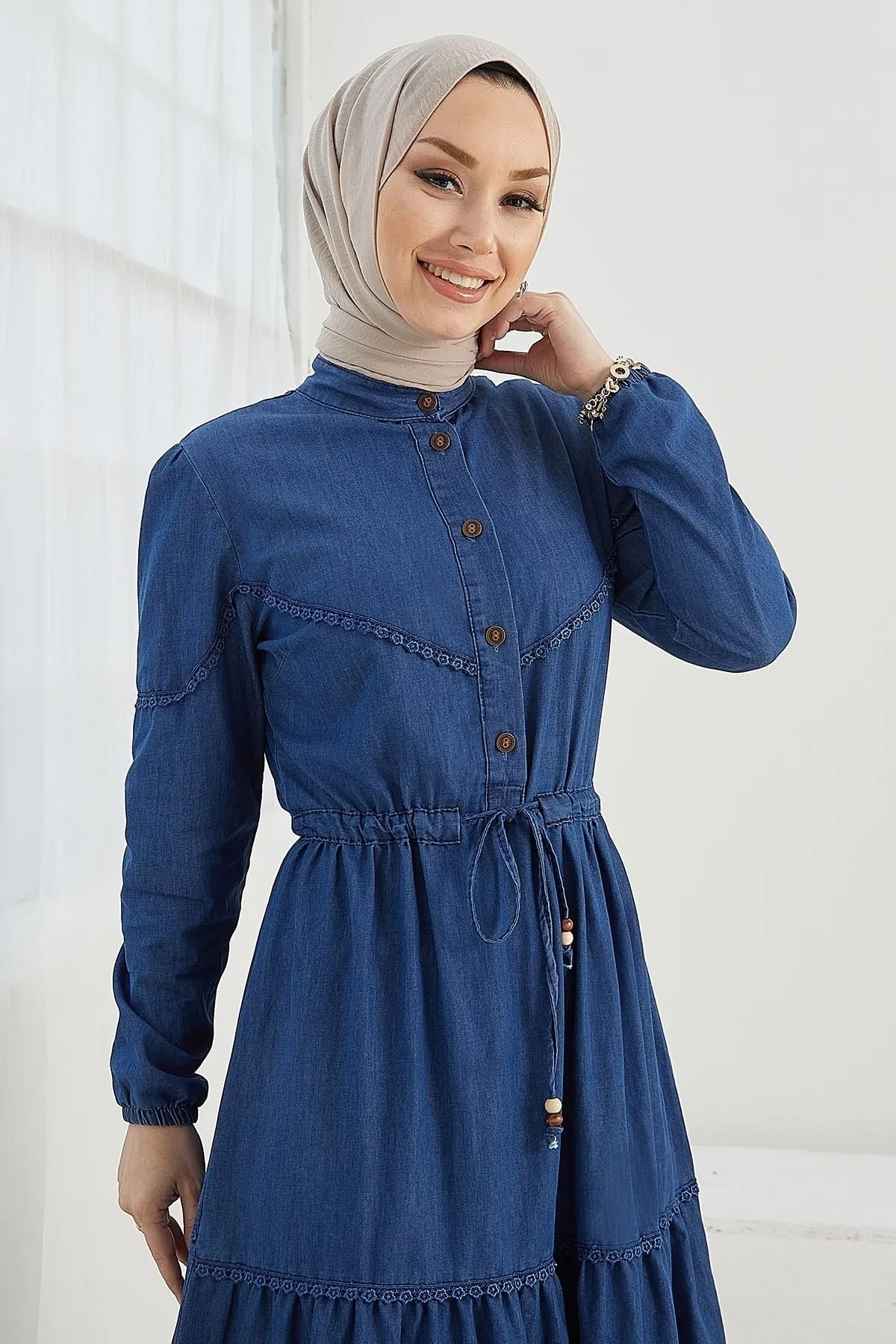 InStyle  Kayla detailliertes Guipure-Jeanskleid – Blau