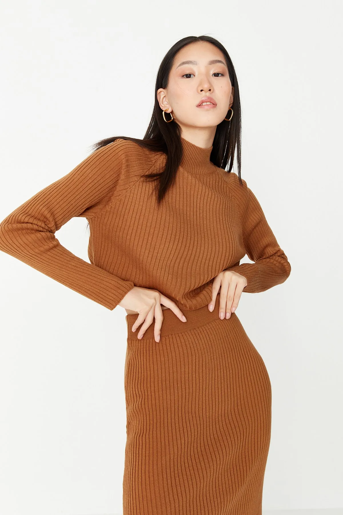 Trendyol Collection  Braunes, kurzes Basic-Set aus Strickoberteil und -unterteil mit Rock TWOAW23AU00170
