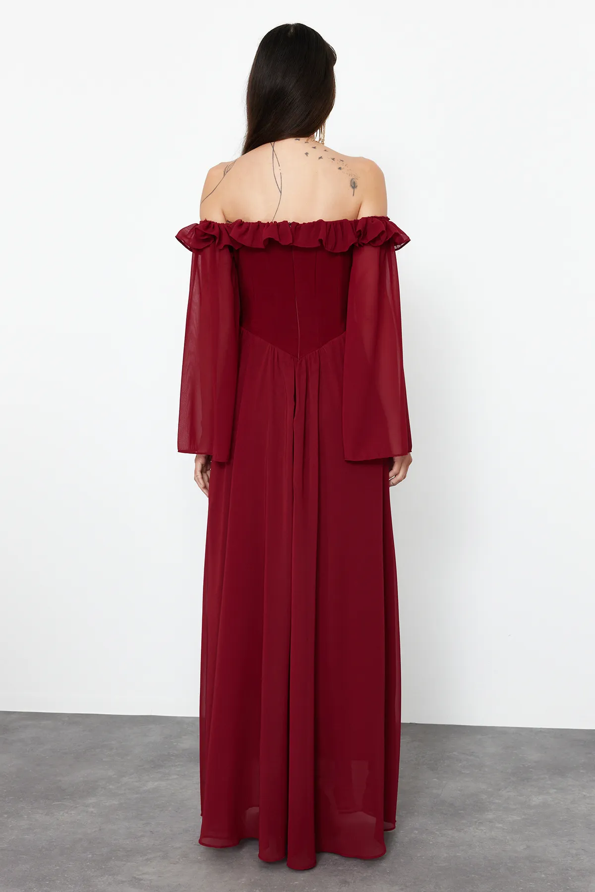 Trendyol Collection  Langes Abendkleid aus Burgunderrot mit Taillenöffnung/Skater-Chiffon TPRSS24AE0016