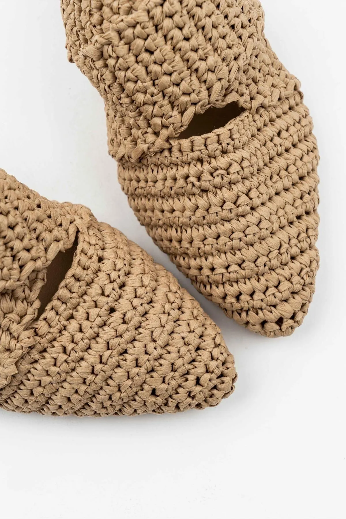NİŞANTAŞI SHOES  Hellbraune, gestrickte Damenhausschuhe mit Kreuzband-Detail