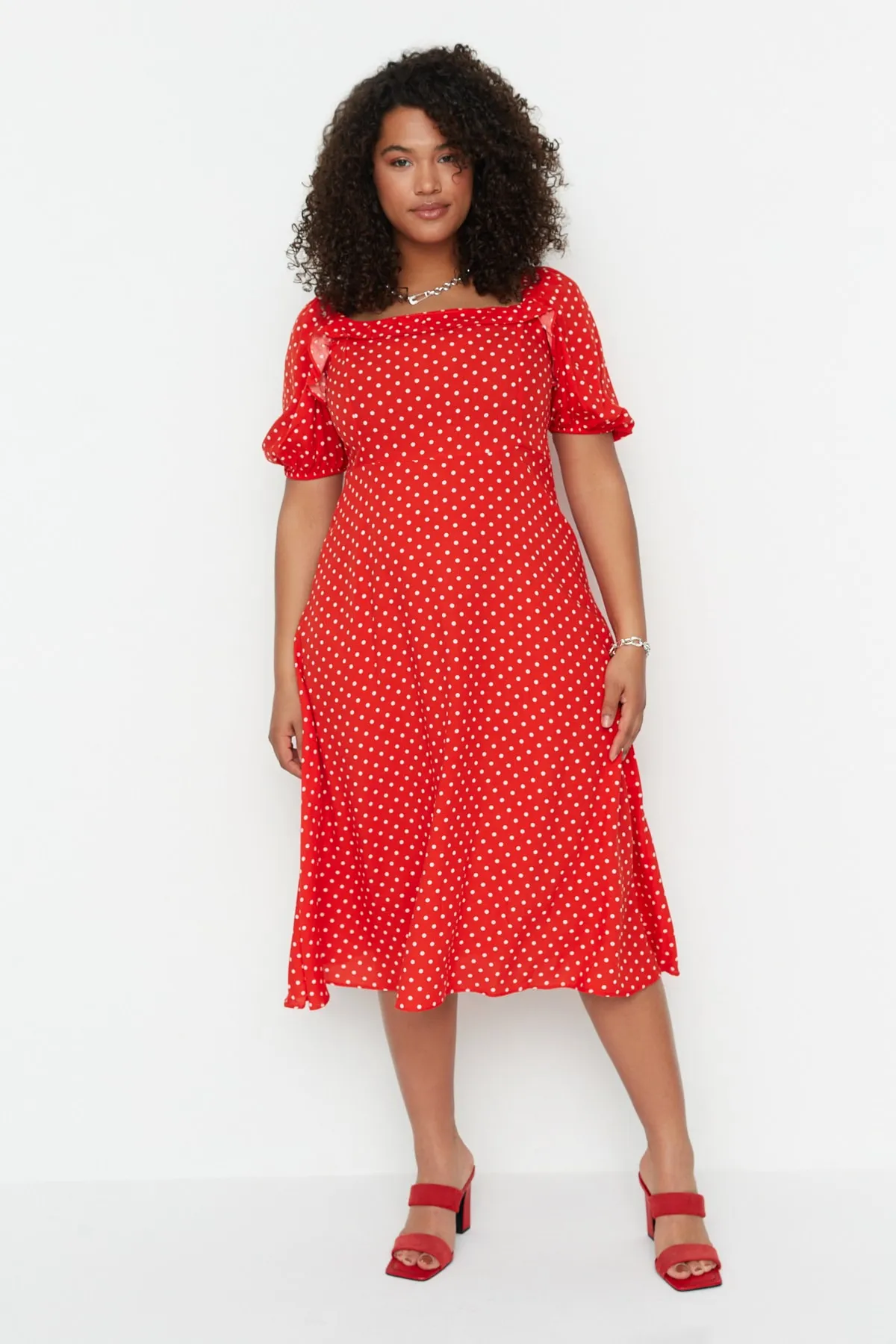 Trendyol Curve  Rotes gewebtes Kleid mit Tupfenmuster TBBSS22EL1712