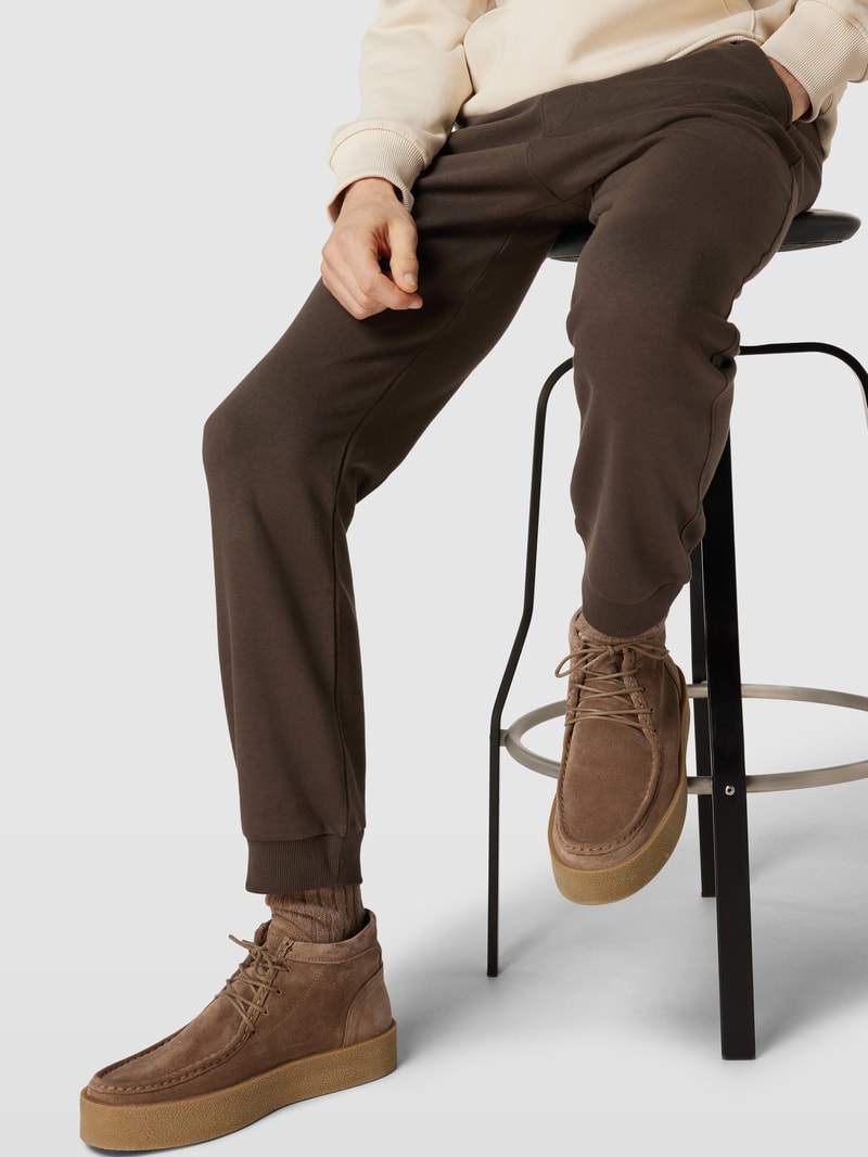 Sweatpants mit Eingrifftaschen in dunkelbraun