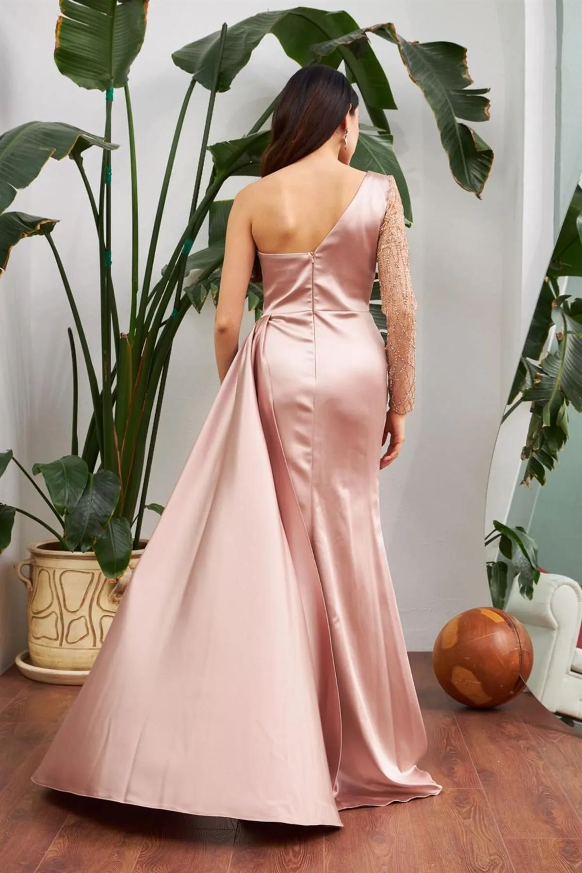Carmen  Langes Abendkleid aus goldenem Satin mit One-Shoulder-Schlitz und Schlitz