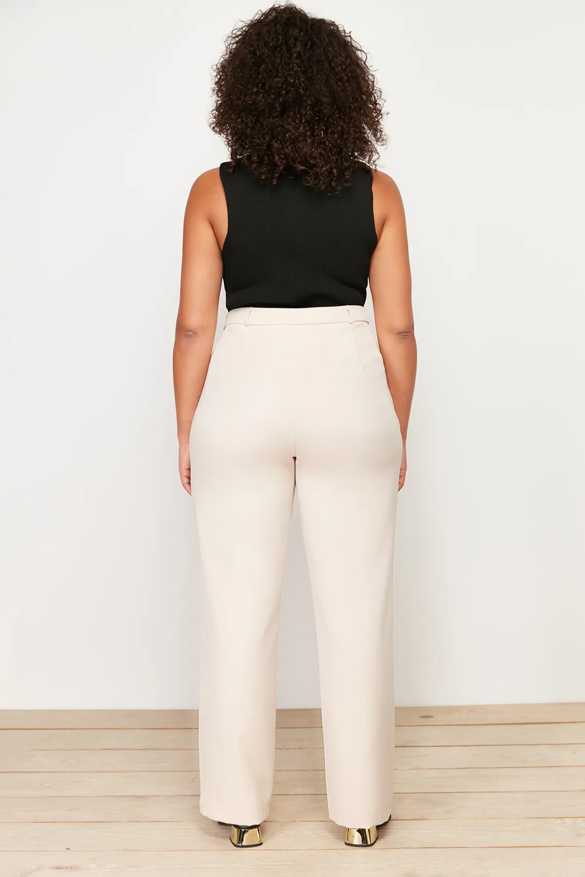 Trendyol Curve  Steinfarbene, gerade geschnittene, gewebte Bundfaltenhose mit weitem Bein TBBSS24AR00021