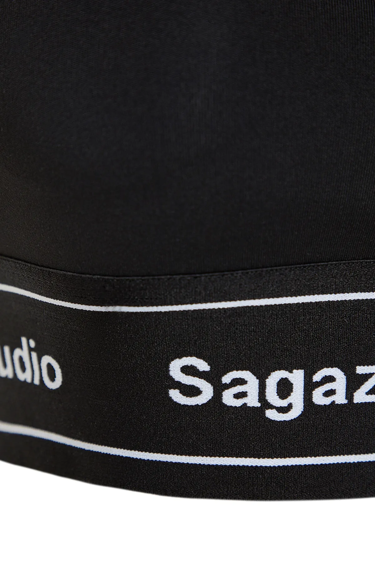 Trendyol Collection  X Sagaza Studio – Schwarzer Supportive Recovery-Sport-BH mit eckigem Kragen TCLSS23SS00002
