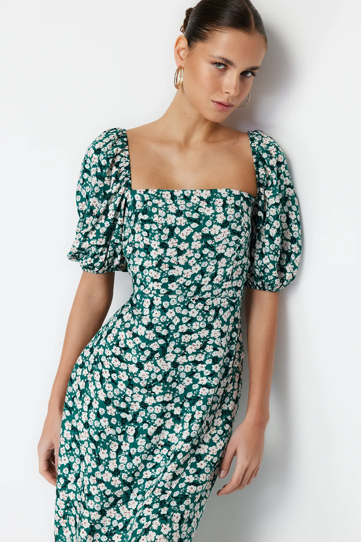 Trendyol Collection  Grünes Midikleid aus gewebter Viskose mit Ballonärmeln und Blumenmuster TWOSS24EL00072