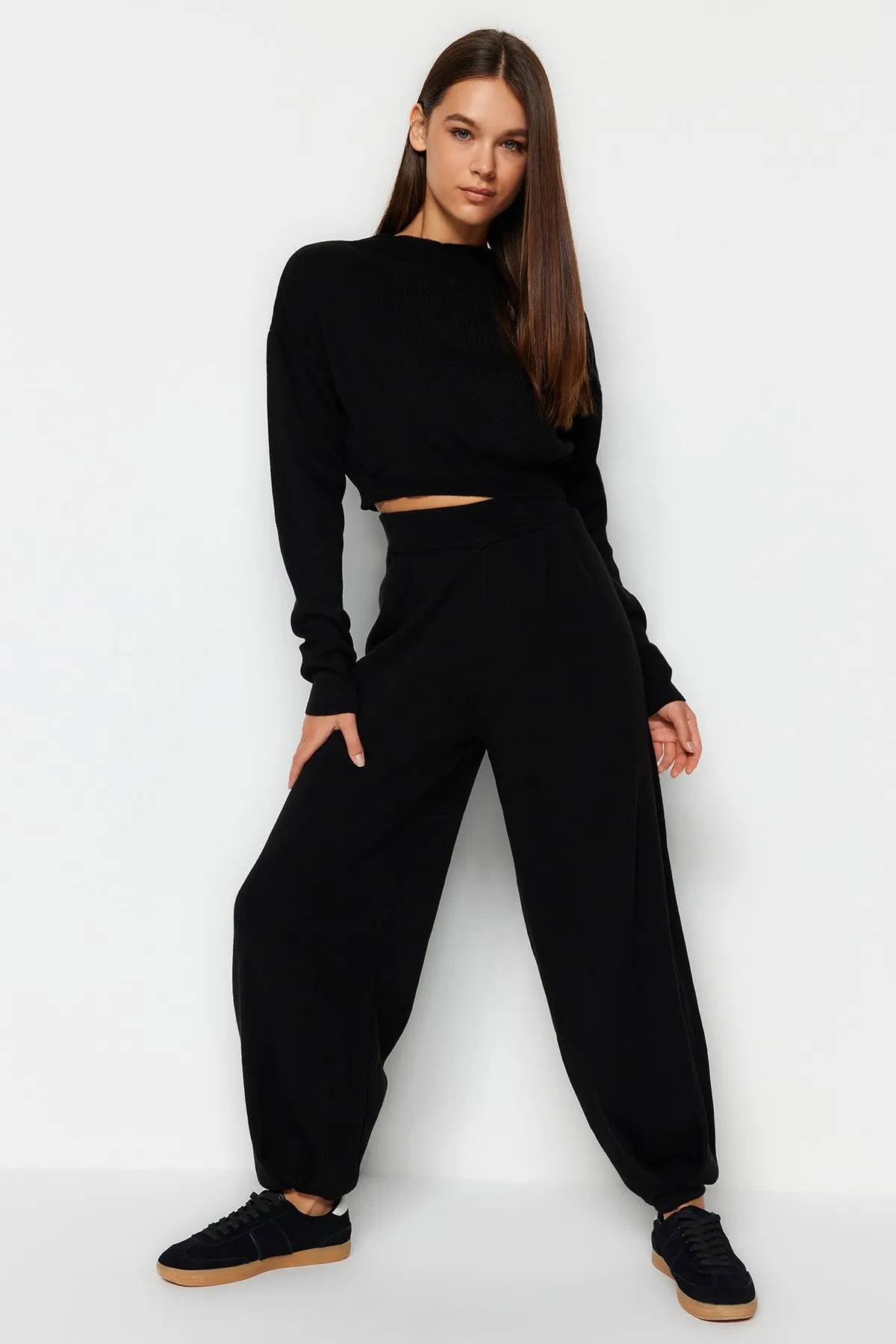 Trendyol Collection  Schwarzes Super Crop Basic Strickoberteil und -unterteil-Set mit Stehkragen TWOAW24AU00007