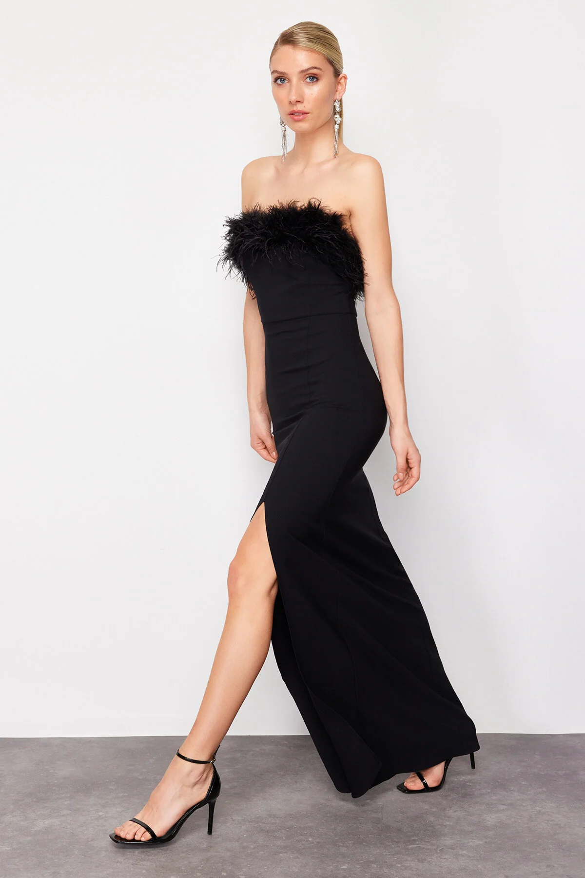 Trendyol Collection  Schwarzes, figurbetontes, gefüttertes, durchbrochenes, langes Abendkleid TPRSS22AE0095