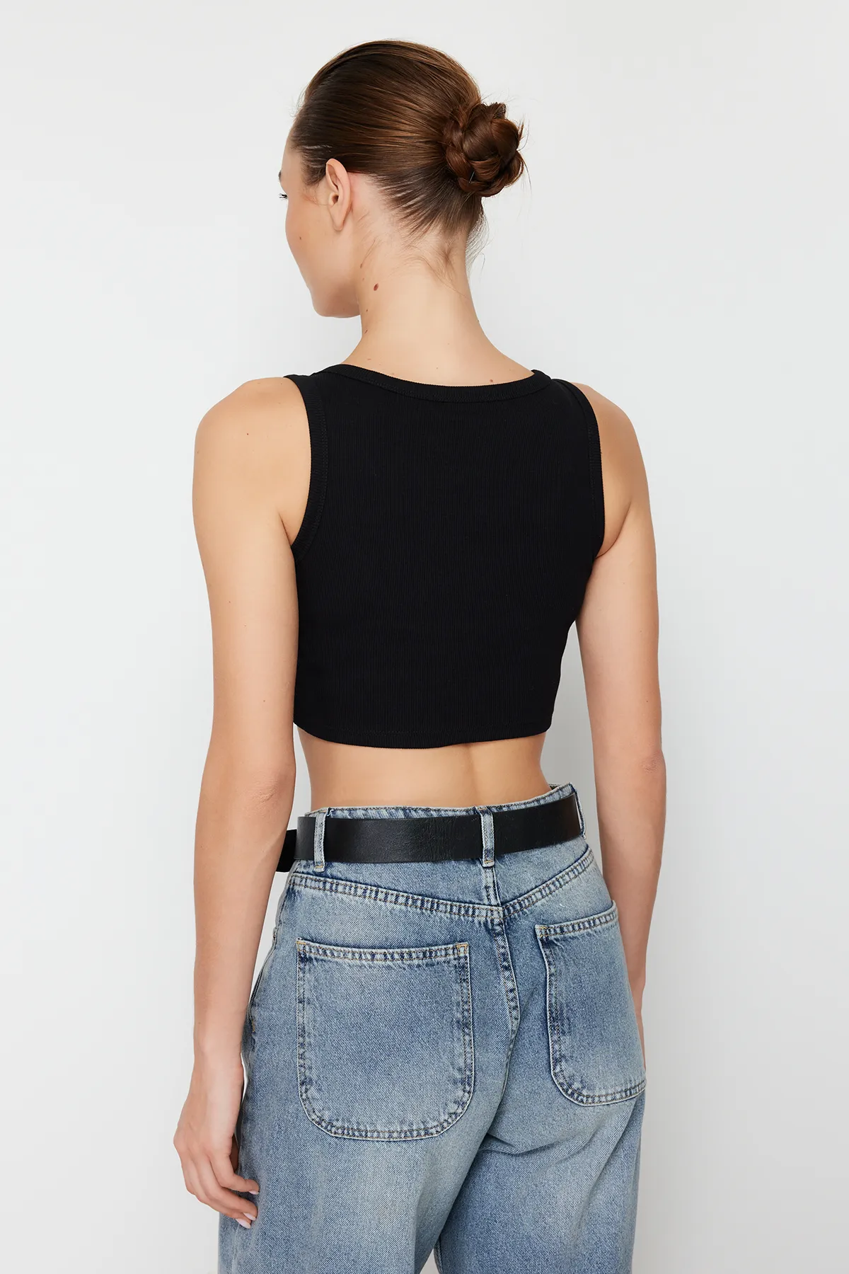 Trendyol Collection  Schwarzes, kurzes, geripptes, flexibles Strick-Tanktop mit Trägern TWOSS24AL00023