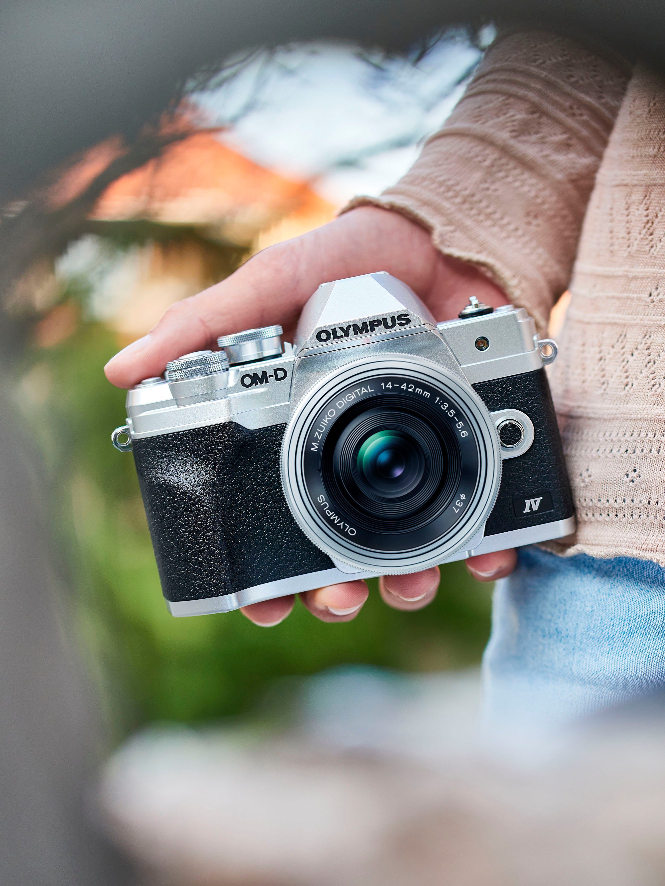 Olympus E-M10 Mark IV Systemkamera (M.Zuiko Digital ED 14‑42mm F3,5-5,6 EZ Pancake, 20,3 MP, Bluetooth, WLAN (WiFi), +BLS-50, F-5AC USB-AC Adapter, USB cable, Shoulder Strap)
