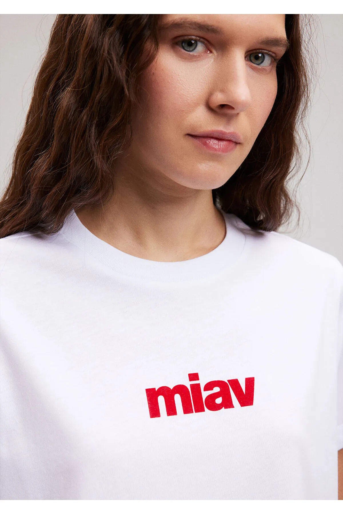 Mavi  Weißes T-Shirt mit rotem Miav-Aufdruck, reguläre Passform / normaler Schnitt 1610622-86417