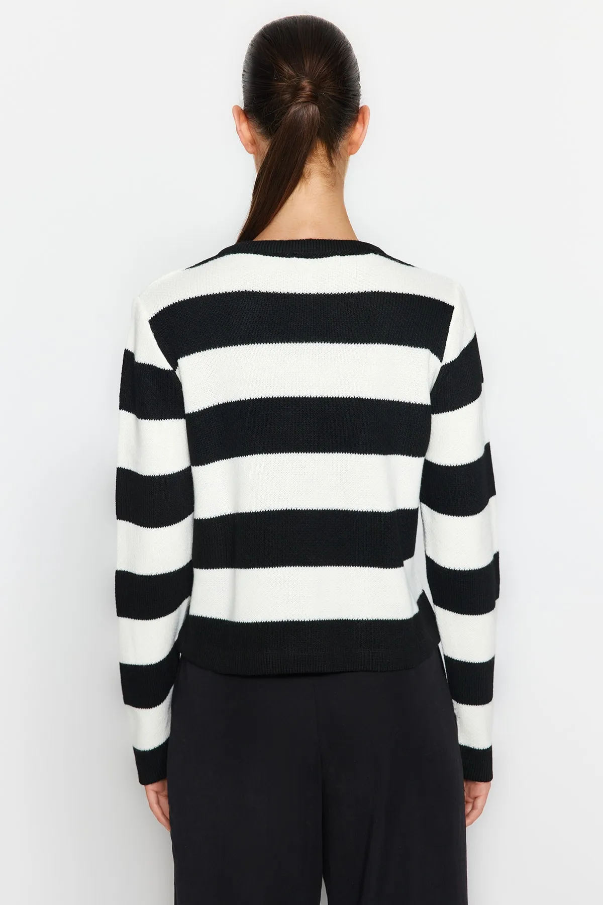 Trendyol Collection  Ecru gestreifter Basic-Strick-Cardigan TWOAW24HI00091