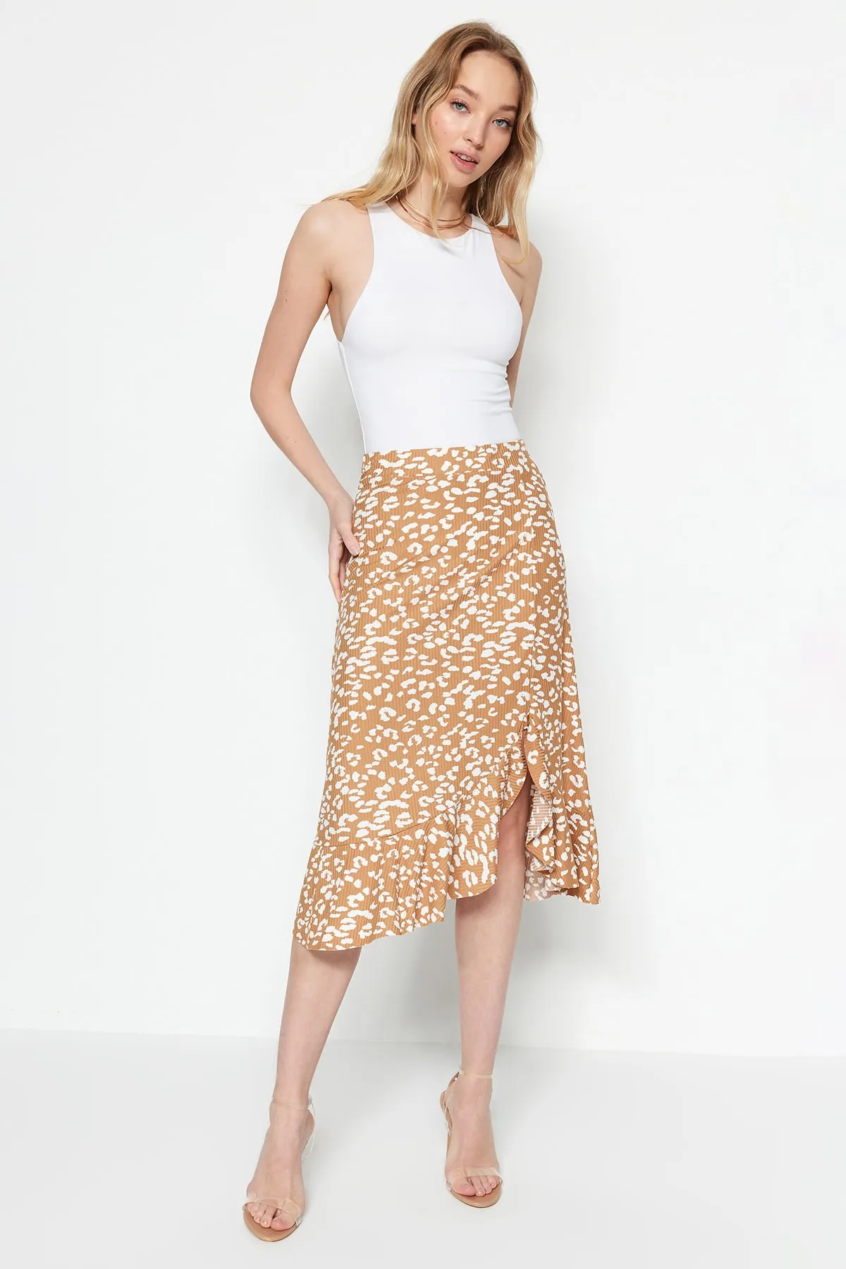 Trendyol Collection  Beiger Midirock aus Stretch-Strick mit Animalprint, hoher Taille, Raffung und Volant TWOSS21ET0029