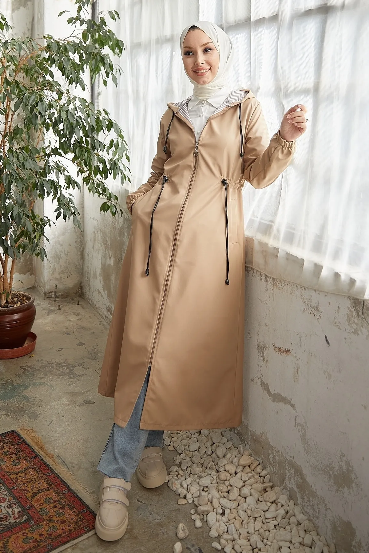 InStyle  Layisa gestreifter, gemusterter Trenchcoat mit geraffter Taille – Beige
