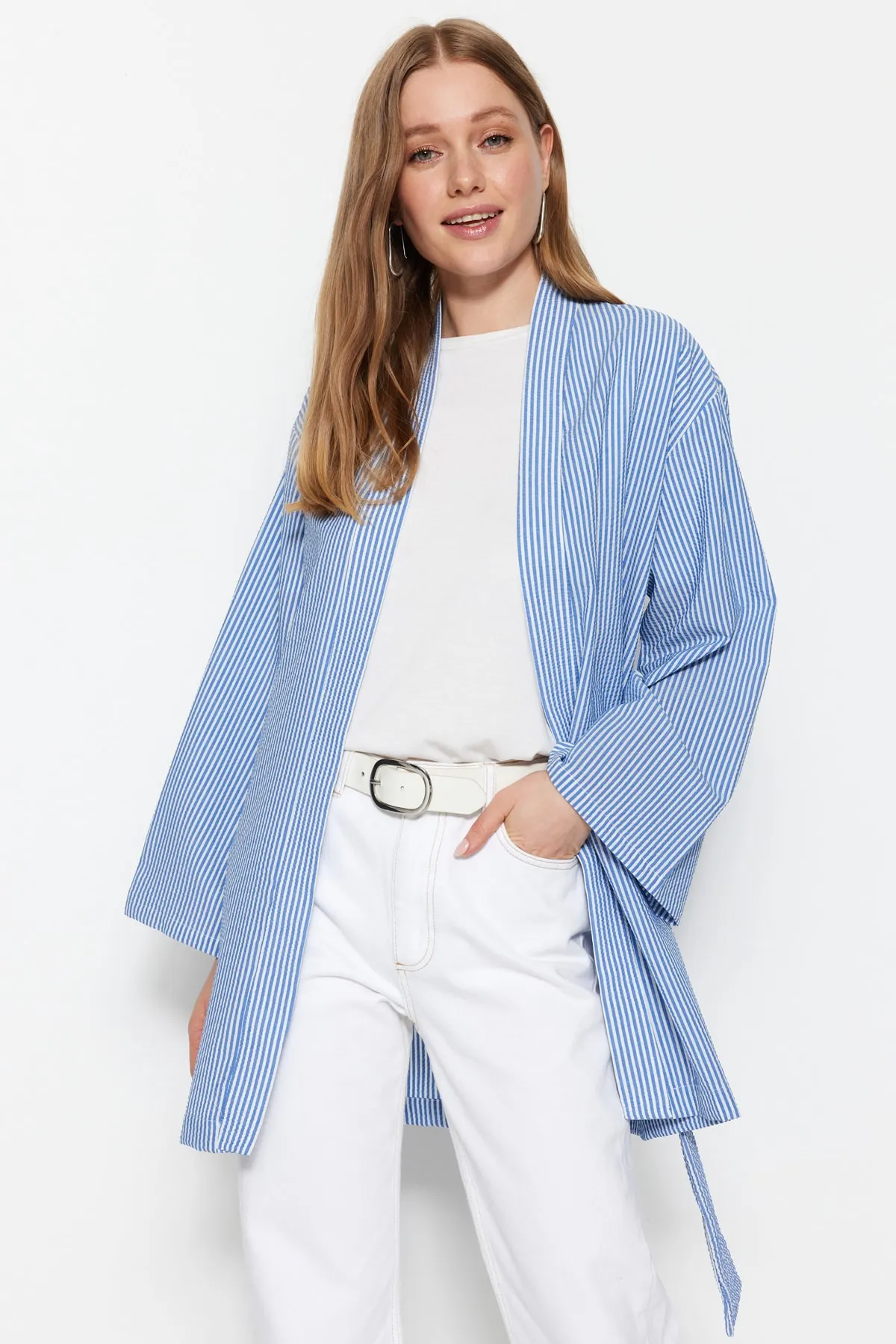 Trendyol Modest  Blauer, gewebter, gestreifter Seersucker-Kimono und -Kaftan mit Gürtel TCTSS23KK00001