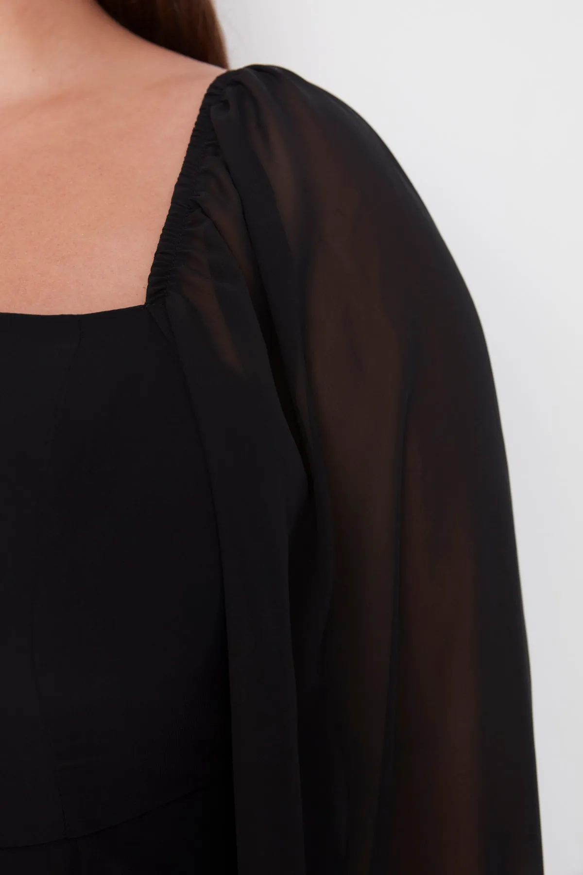 Trendyol Curve  Schwarzes A-Linien-Midikleid aus gewebtem Chiffon mit quadratischem Ausschnitt und Schlitz TBBAW23AH00107