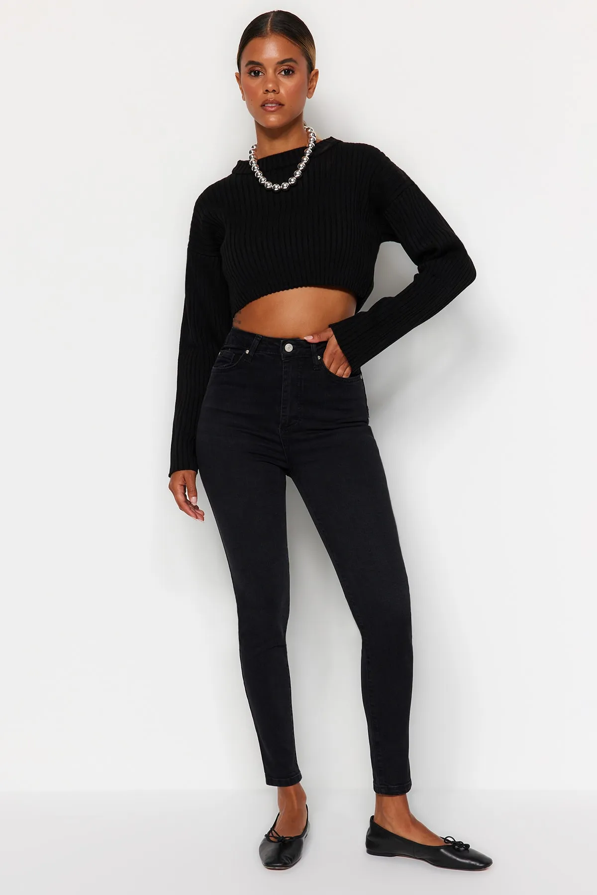 Trendyol Collection  Schwarze Skinny-Jeans mit superhoher Taille TWOSS22JE0560