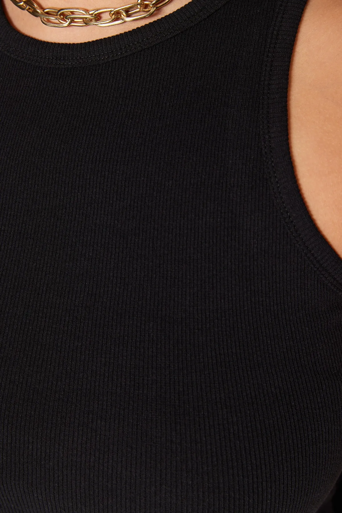 Trendyol Curve  Schwarzes Basic-Strick-Tanktop mit Neckholder-Kragen TBBSS23CV00001