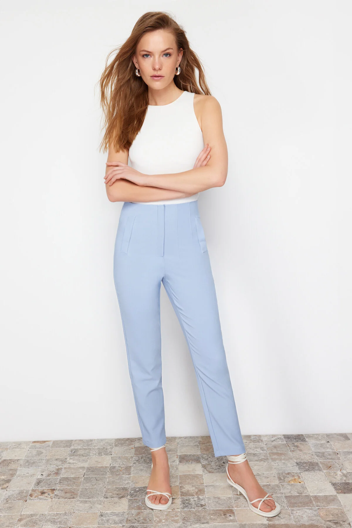Trendyol Collection  Hellblaue gewebte Hose mit Zigarettenmuster und hoher Taille in Knöchellänge TWOSS20PL0515