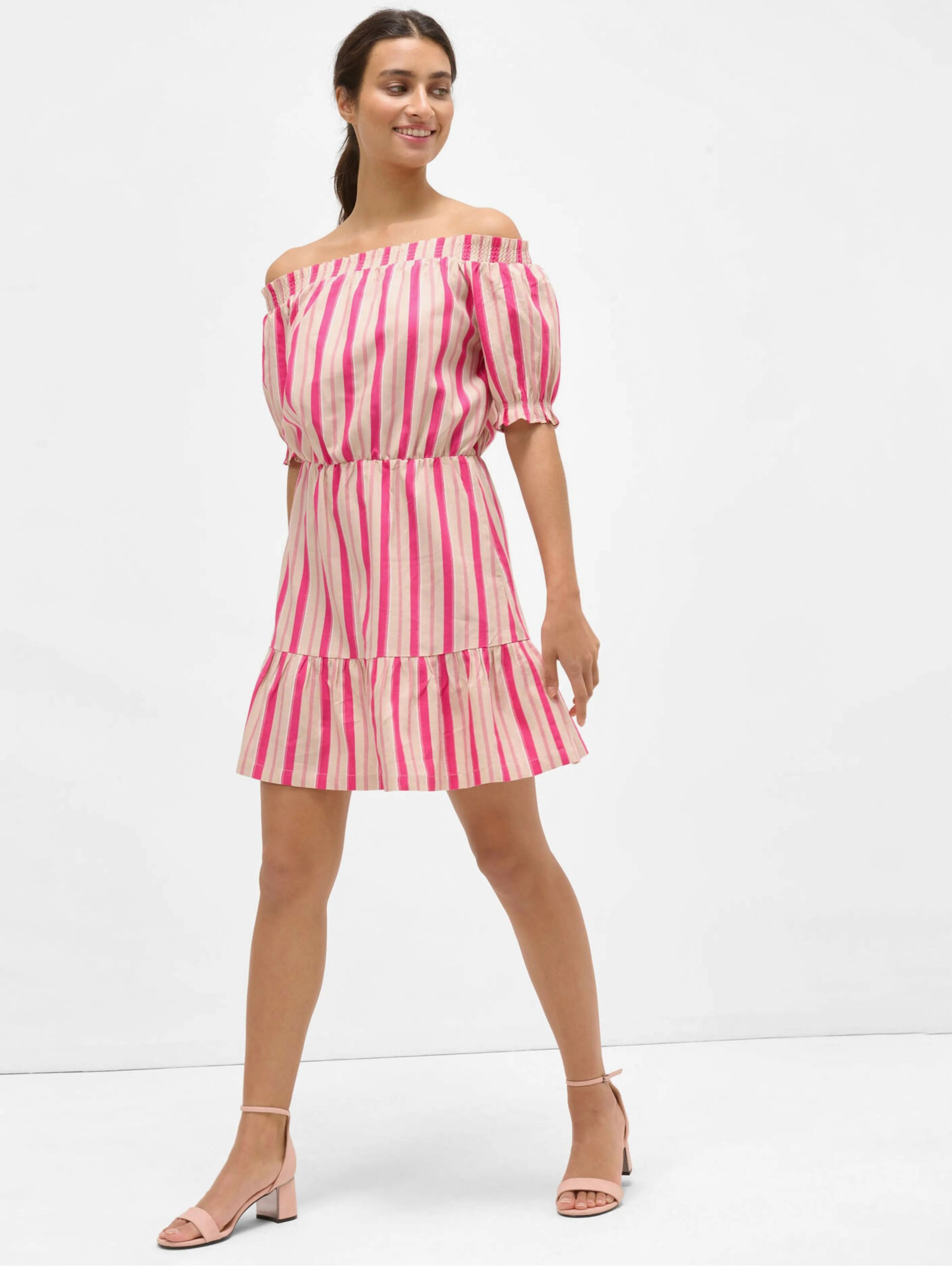 Rosa gestreiftes Leinenkleid mit ausgestellten Schultern ORSAY