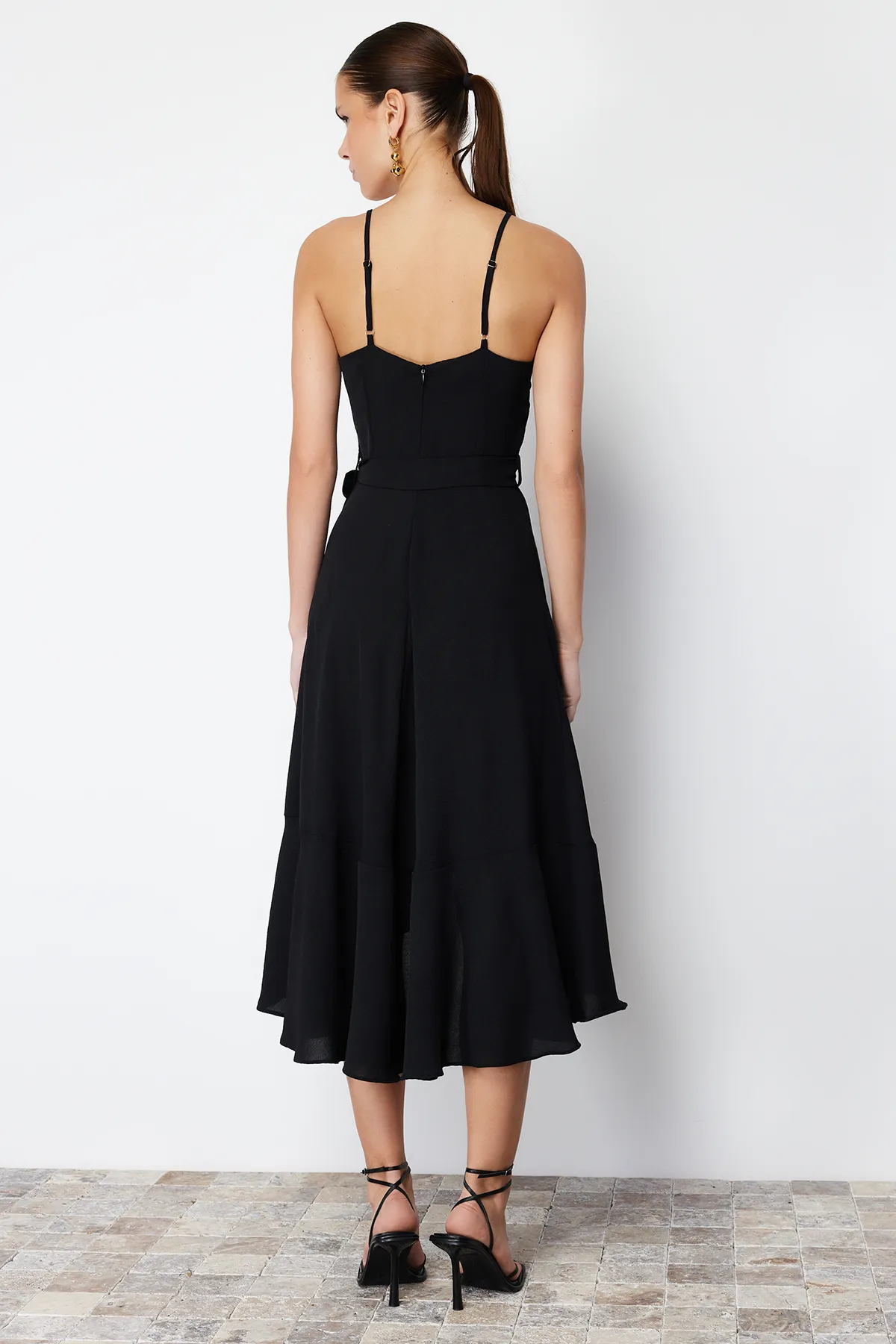 Trendyol Collection  Schwarzes, gewebtes Maxikleid in A-Linie/Glockenform mit Volant und Gürtel TWOSS23EL02271