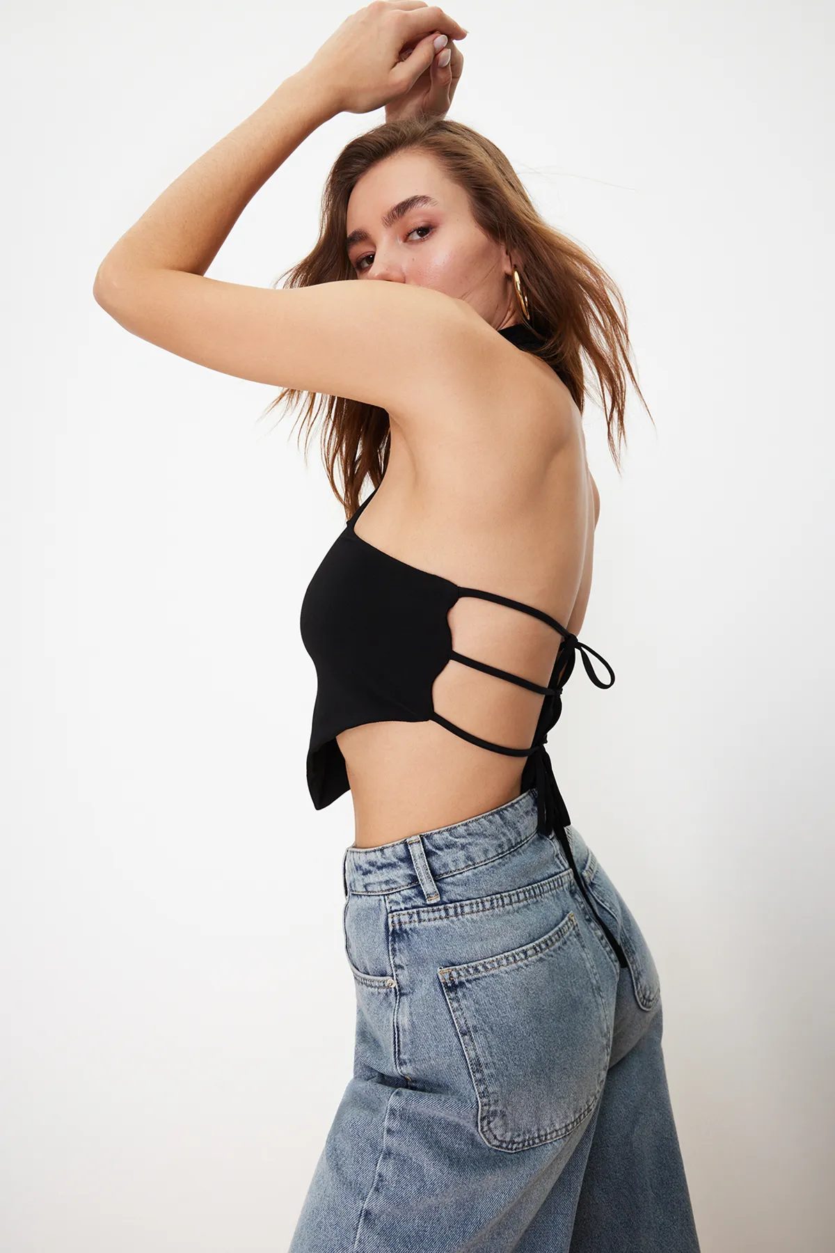Trendyol Collection  Schwarze schulterfreie Strickbluse mit hohem Kragen und kurzem Schnitt TWOSS24BZ00203