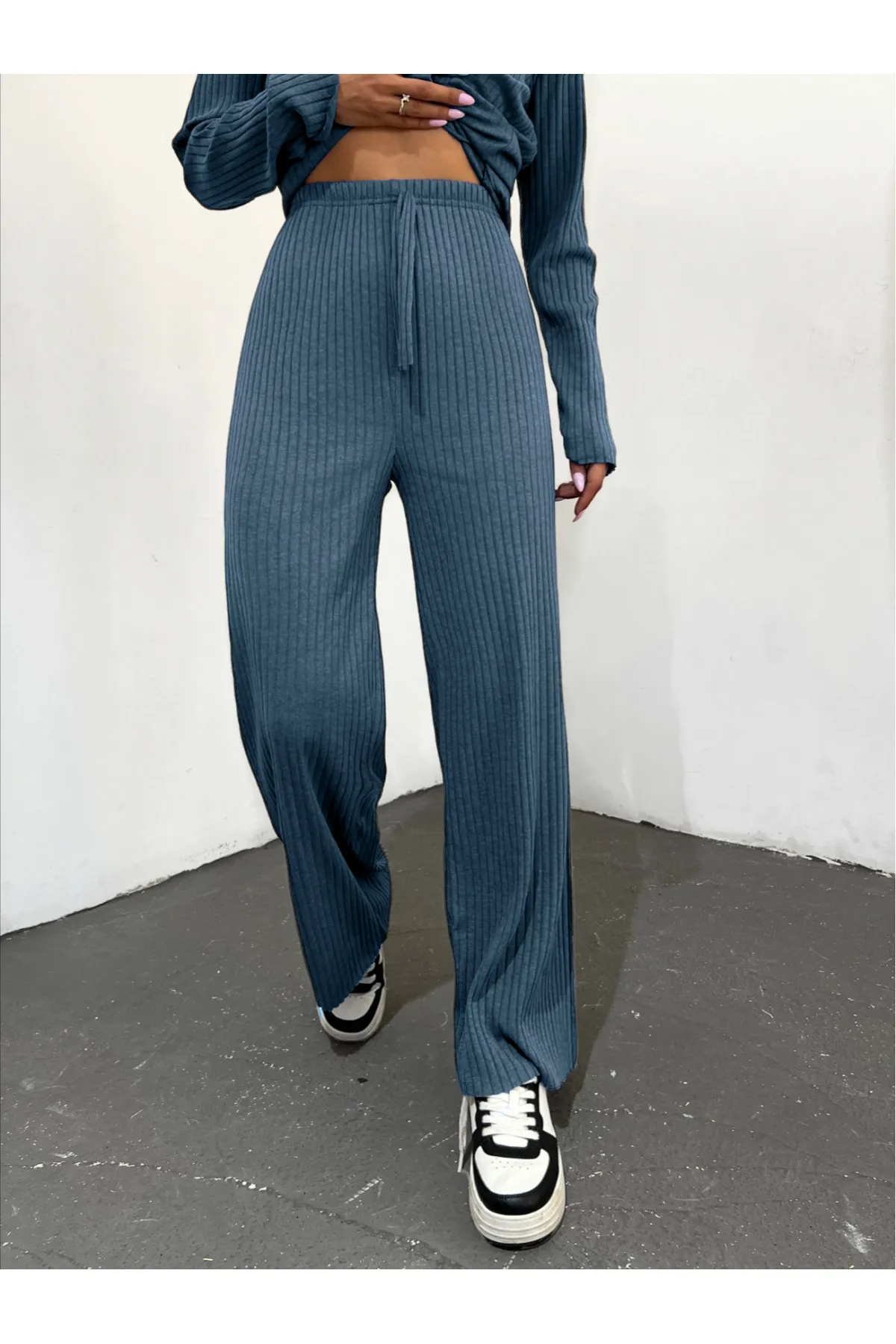Modamorfo  Lockere, gerippte Hose mit Spitzendetail