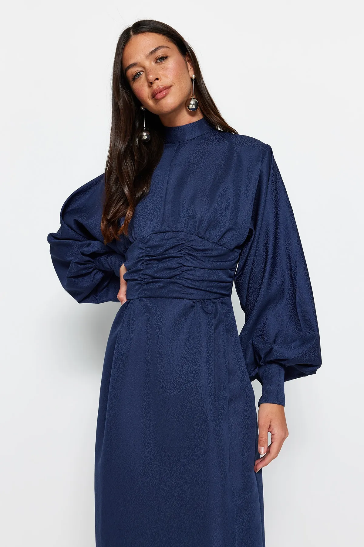 Trendyol Modest  Marineblaues Abendkleid mit drapierter Taille und Ballonärmeln, selbst gemustert TCTSS23DB00017