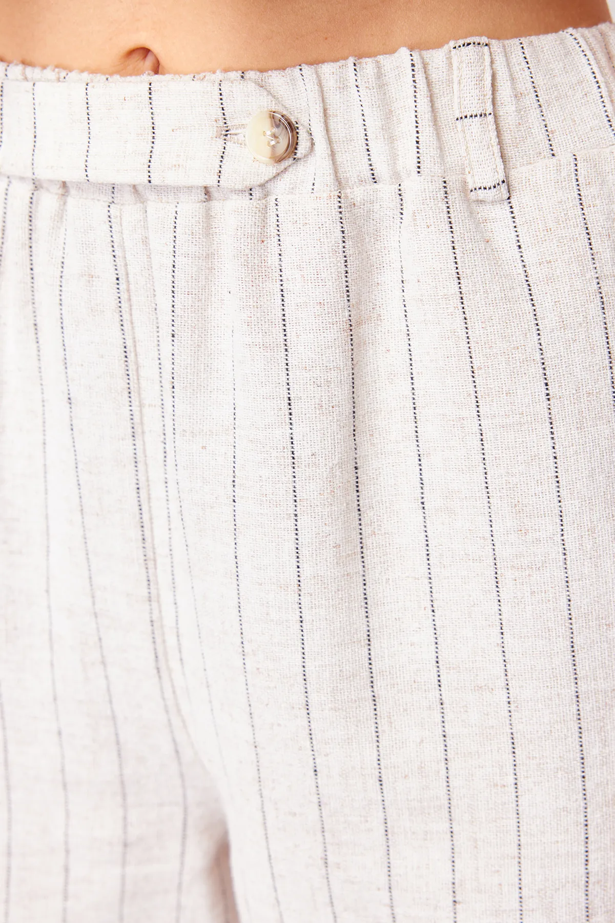 Trendyol Collection  Beige gestreifte, elastische Taillentasche, gerade geschnittene Hose aus gewebtem Baumwollleinen TWOSS24PL00055
