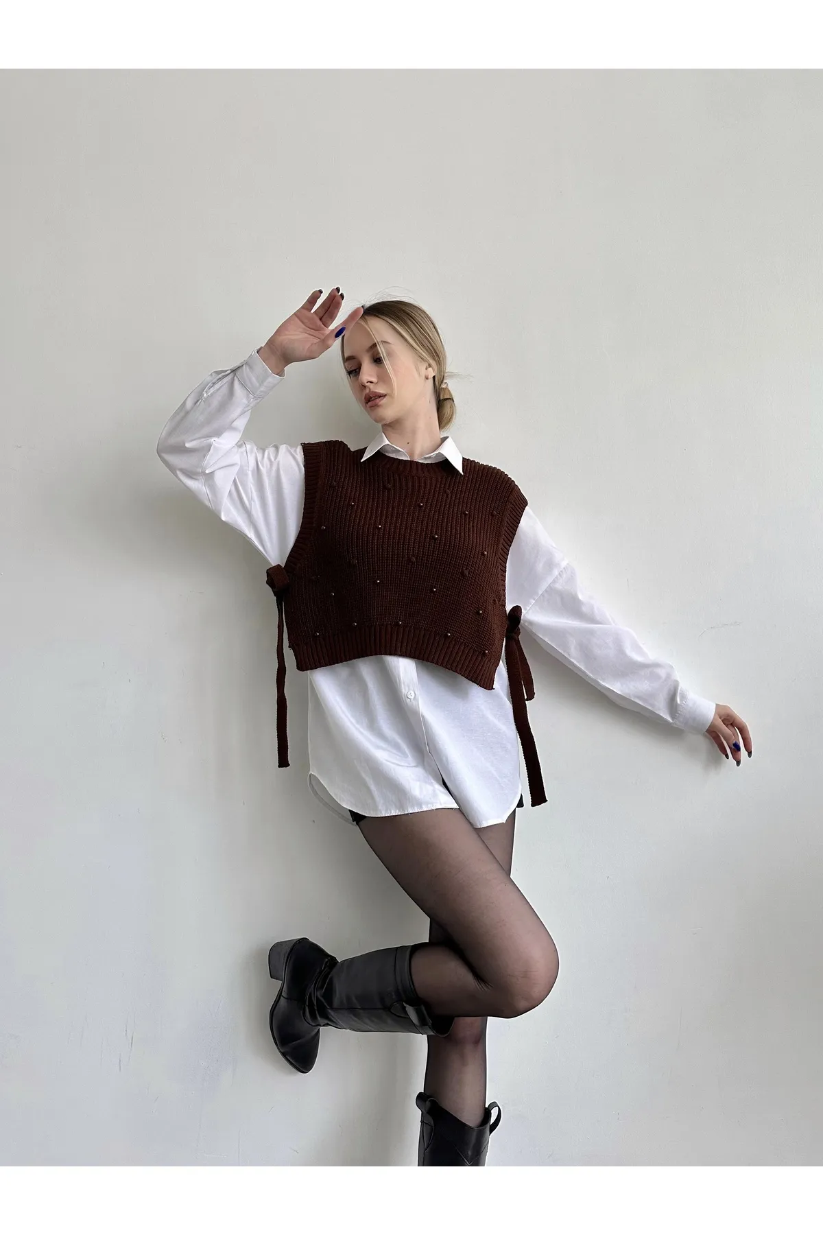 BEJNA  Damen-Strickpullover mit seitlichem Bindeband und Perlendetails in Braun