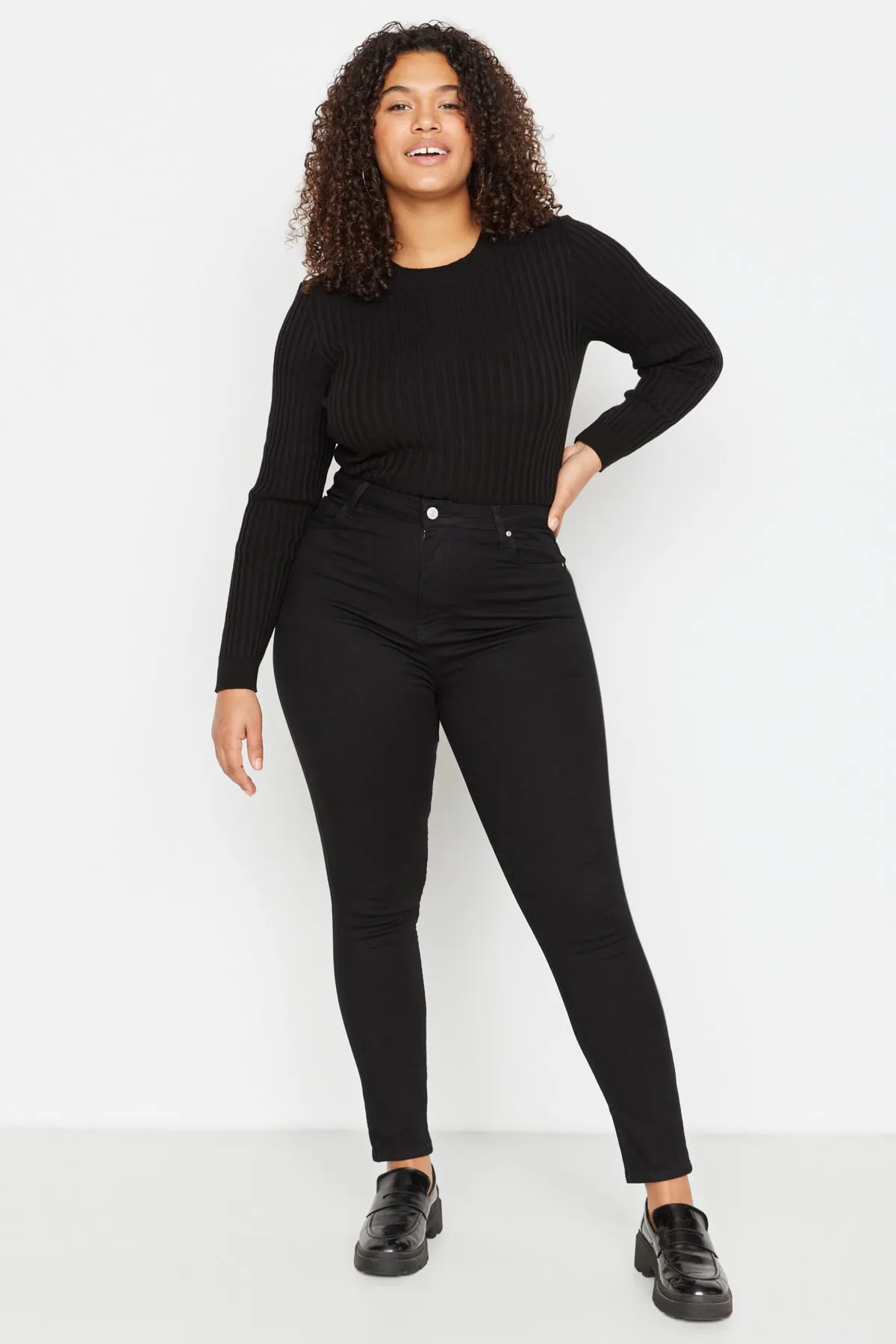 Trendyol Curve  Schwarze, lichtechte, flexible Skinny-Jeans mit hoher Taille TBBAW23CJ00061