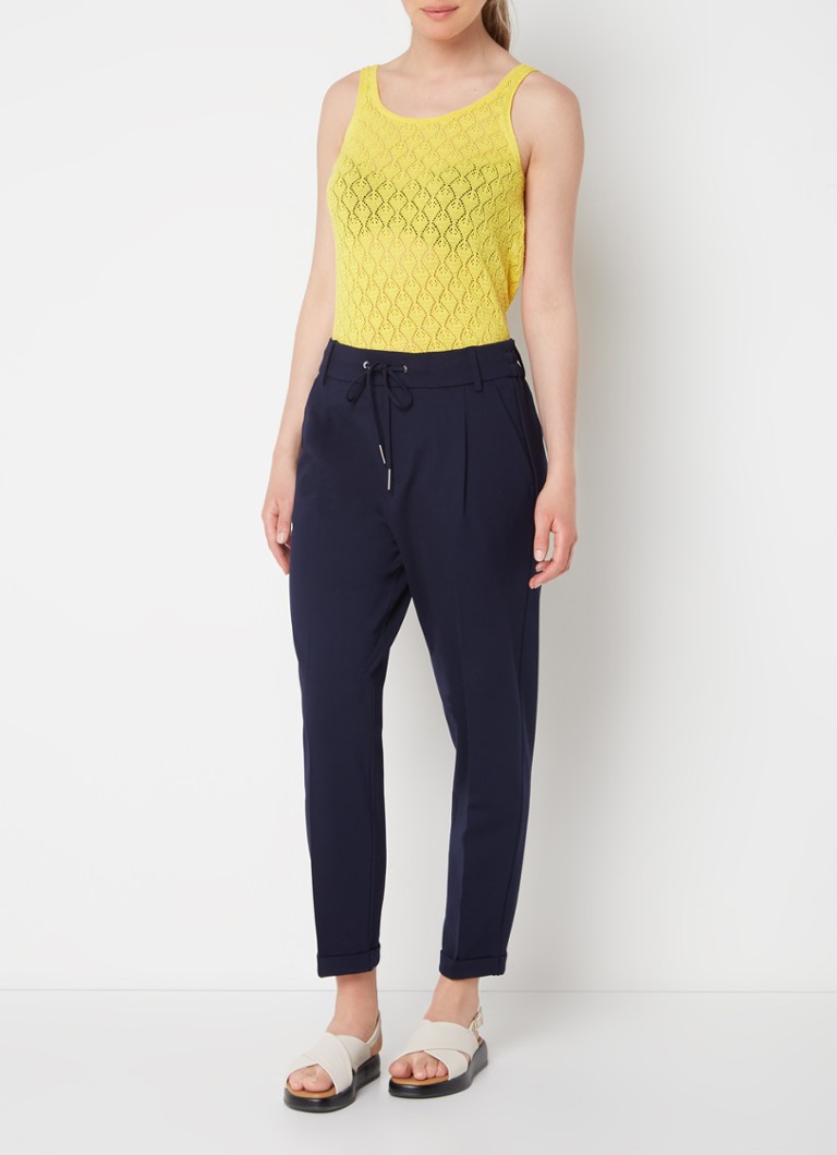 Pantaloni scurți Benetton cu talie înaltă, croială mulată și șnur în talie.