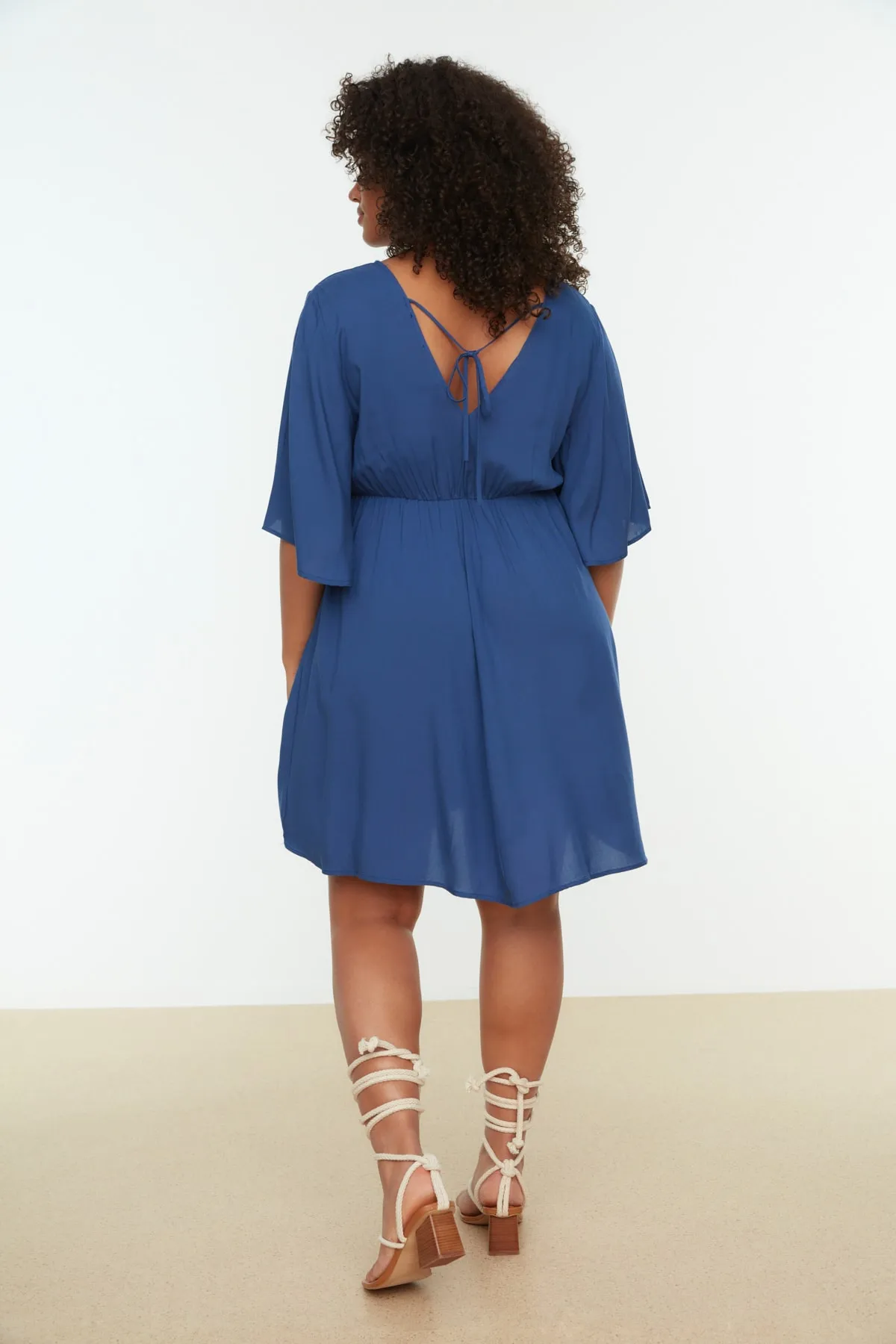Trendyol Curve  Indigoblaues gewebtes zweireihiges Kleid mit Verschluss TBBSS22EL0540