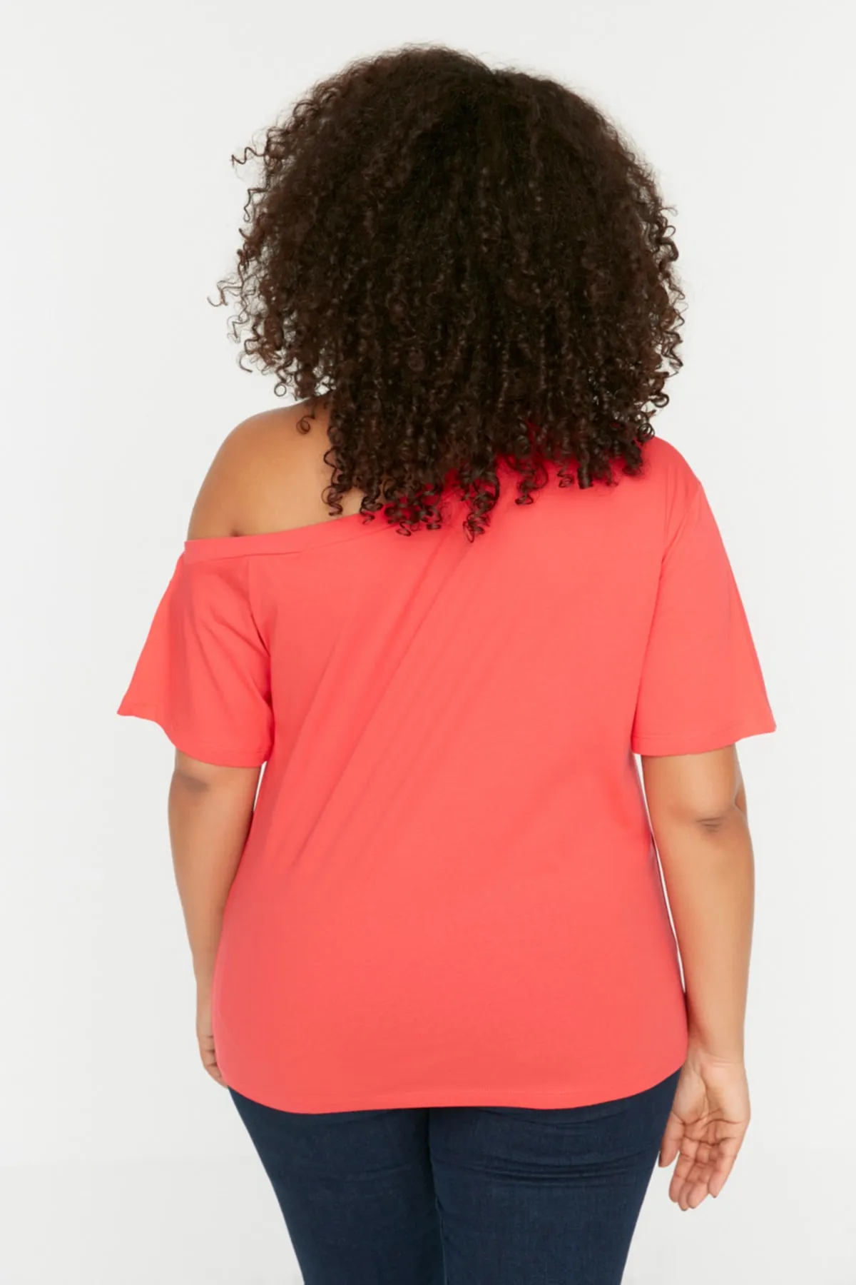 Trendyol Curve  Korallenrote, schulterfreie, detaillierte Strickbluse TBSSS22AF0052