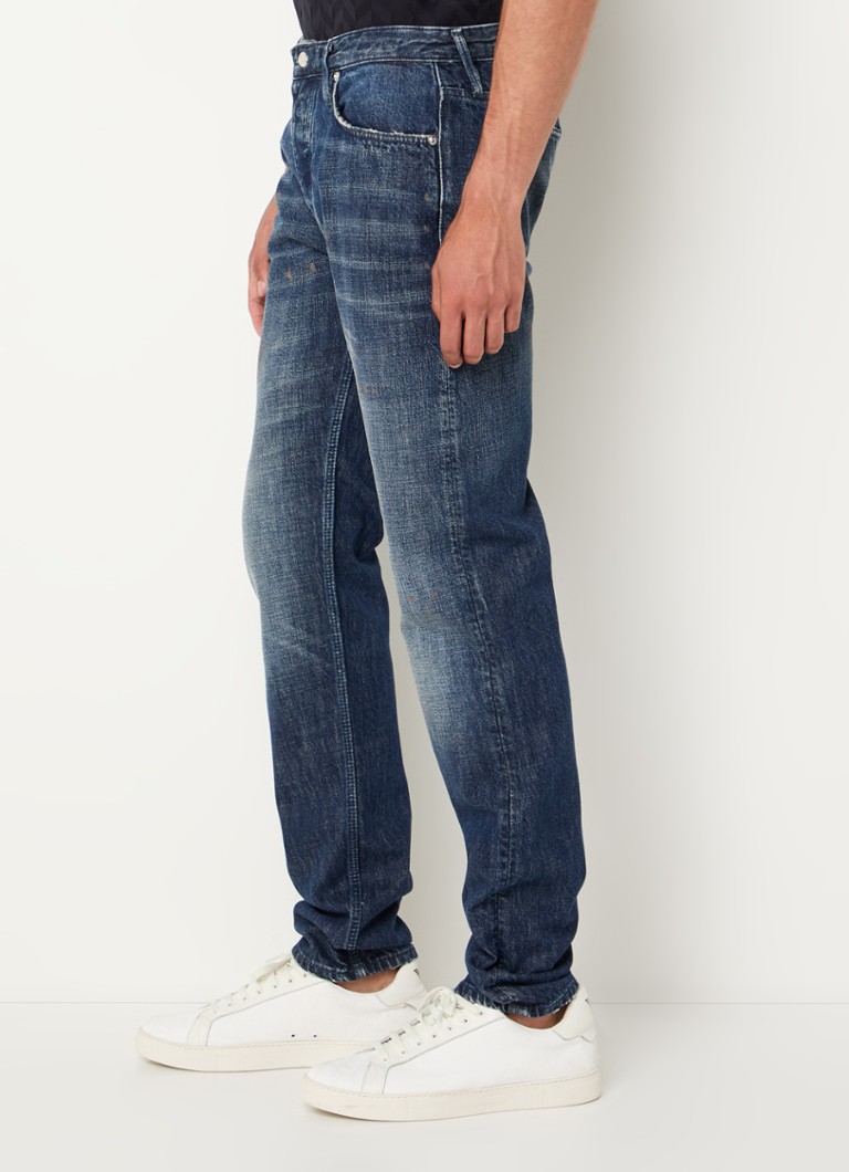 Blugi Emporio Armani slim fit, într-o nuanță închisă, cu buzunare laterale.