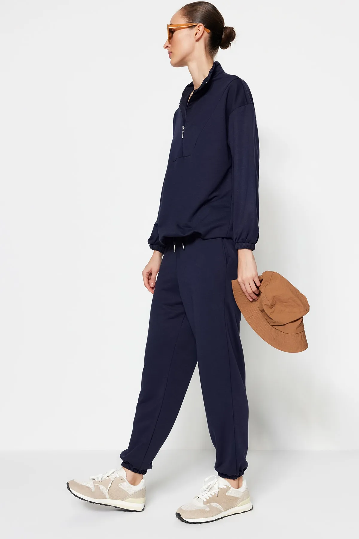 Trendyol Modest  Marineblaues Strick-Trainingsanzug-Set mit hohem Kragen und Kordelzug und Reißverschluss TCTAW22EN0051