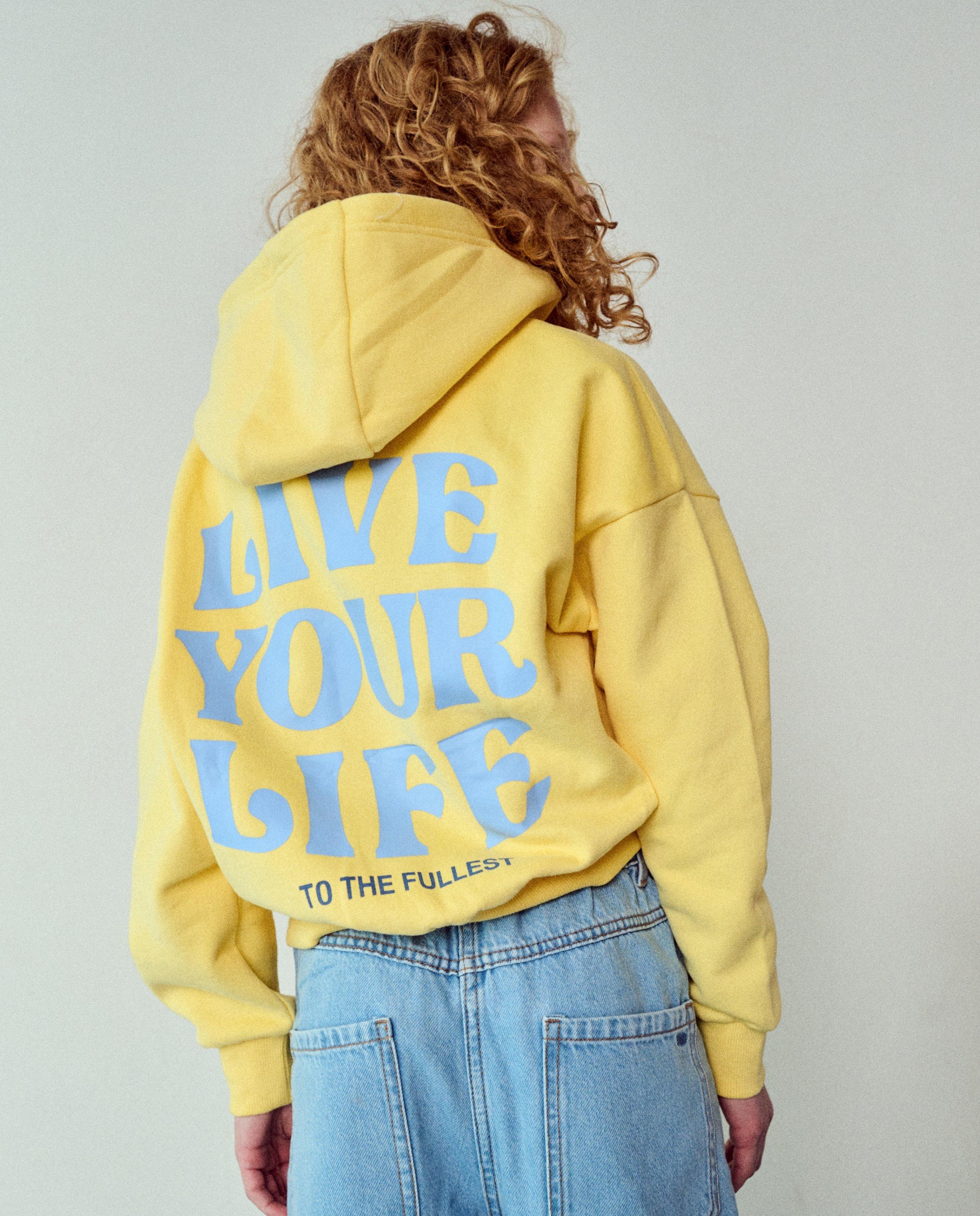 Hoodie s Fish & Chipsom i žutim printom na poleđini