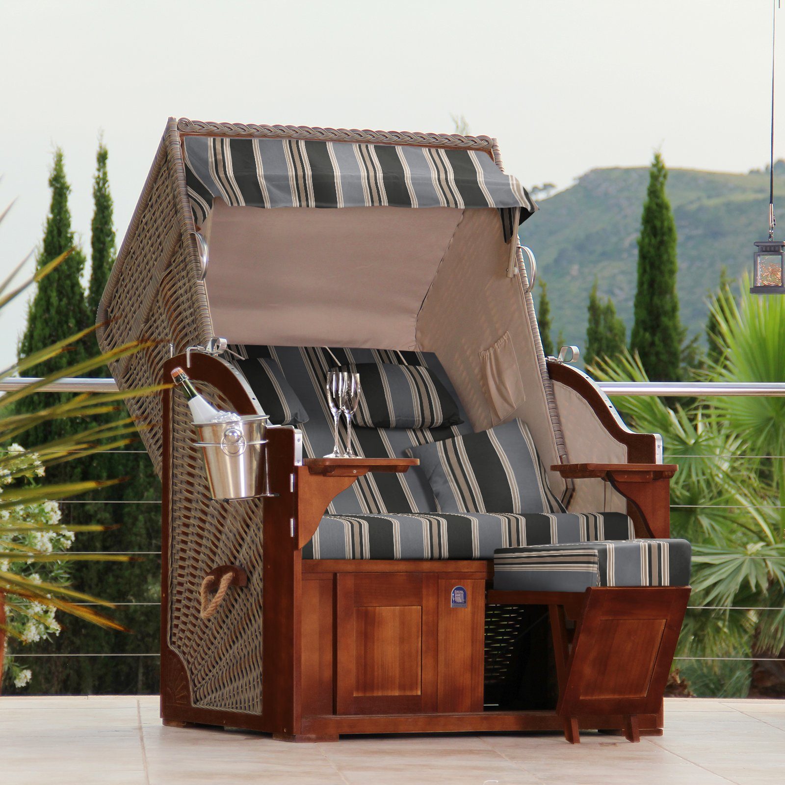 DERKORB Strandkorb Strandkorb 2 Sitzer Ostsee XXL Volllieger, fertig montiert mit Rollen, BxTxH: 120,00x110,00x170,00 cm, Volllieger, Ostsee-Modell-DER KOMPAKTE, 2-Sitzer inkl. Bistrotische