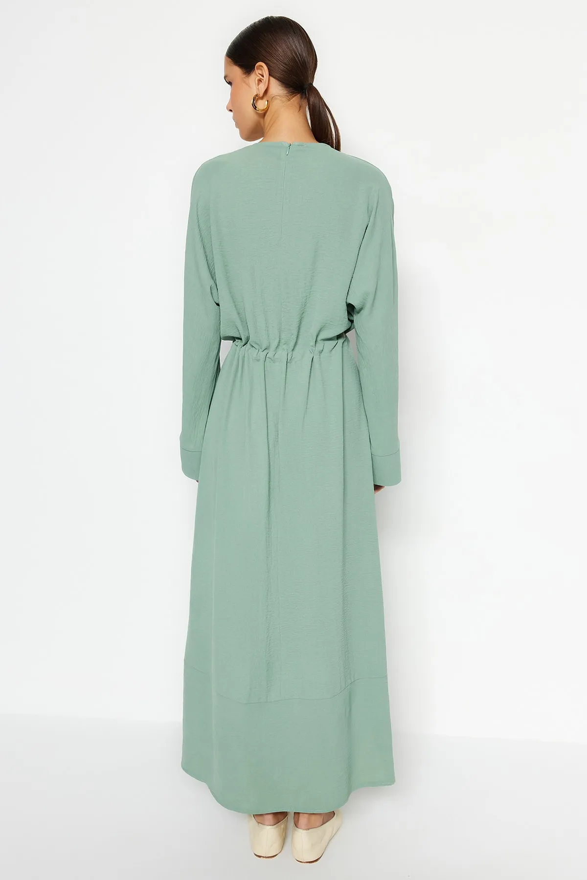 Trendyol Modest  Mintfarbenes, gerafftes Kleid aus Aerobin-Gewebe mit breiter Manschette und gewelltem Rockteil TCTSS23EB00108